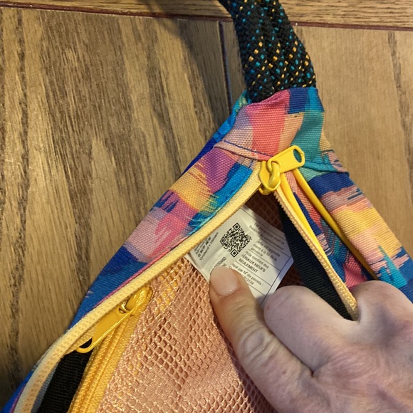 NWT Kavu Paxton‎ Sling Pack in GLAM JAM - Picture 7 of 9